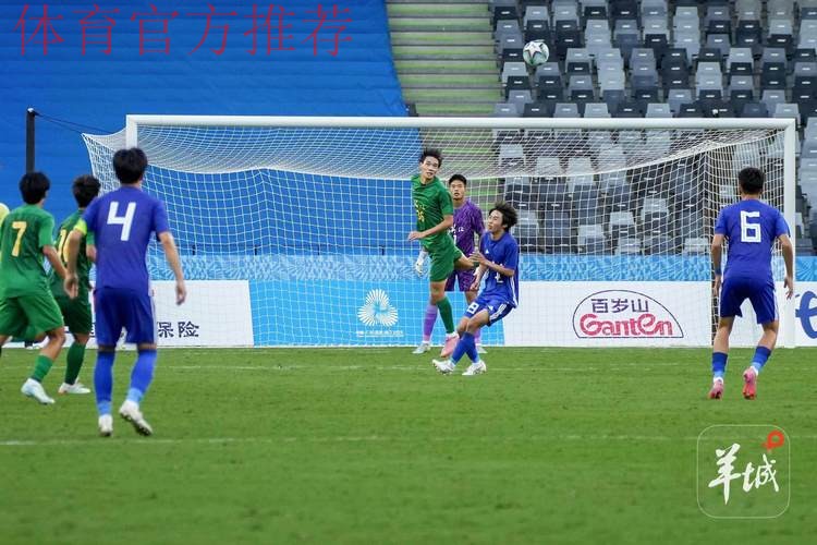 中国U-18男足国家队观看励志影片